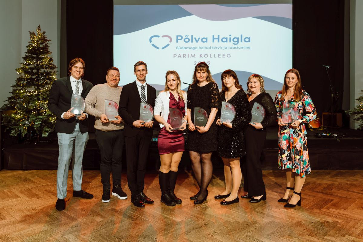 Vasakult: kommunikatsioonijuht Madis Perli (aasta tugitöötaja), haldustööline Tarmo Haabma (aasta tulija), taastusravi osakonna juhataja Pärt Prommik (parim kolleeg), sisearst ja siseosakonna juhataja dr Katrin Keerma (aasta arst), õendusabi osakonna juhataja-õendusjuht ja kirurgia osakonna õendusjuht Krister Matto (aasta patsiendisõbralikuim töötaja), siseosakonna õendusjuht Sirli Kiilo (aasta juhendaja – terve siseosakond), taastusravi osakonna hooldaja Pille Tenno-Täpsi (aasta hooldaja) ja taastusravi osakonna teenusekoordinaator-füsioterapeut Hannagret Luks.    Foto: TIMO ARBEITER